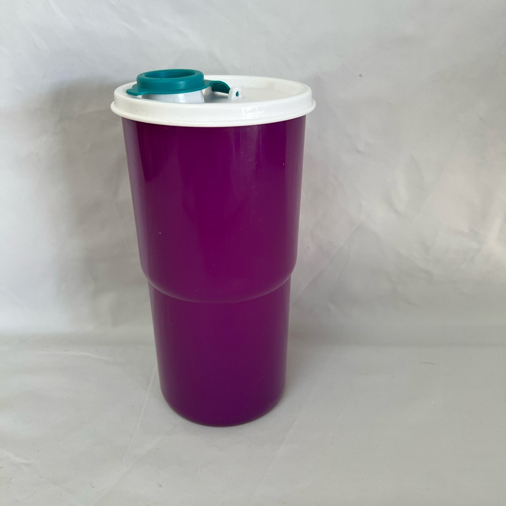 vintage Tupperware ThirstQuake 30 oz tumbler with flip-top lid